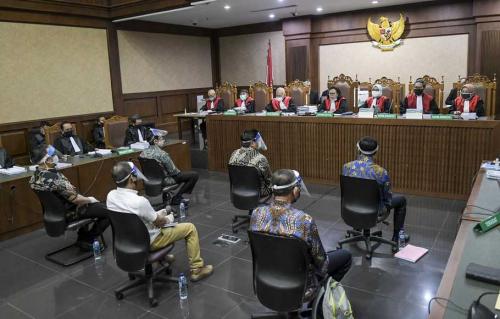 Terdakwa kasus dugaan korupsi pengelolaan dana dan penggunaan dana investasi pada PT Asuransi Jiwasraya (Persero) menjalani sidang perdana di Pengadilan Tipikor, Jakarta, Rabu (3/6/2020).